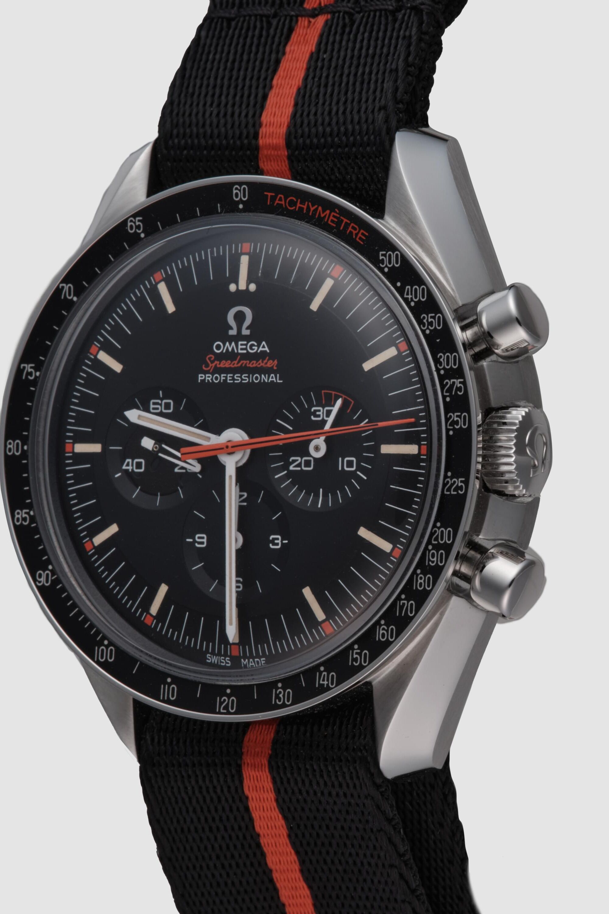 omega_speedmaster_blk_xxx_r