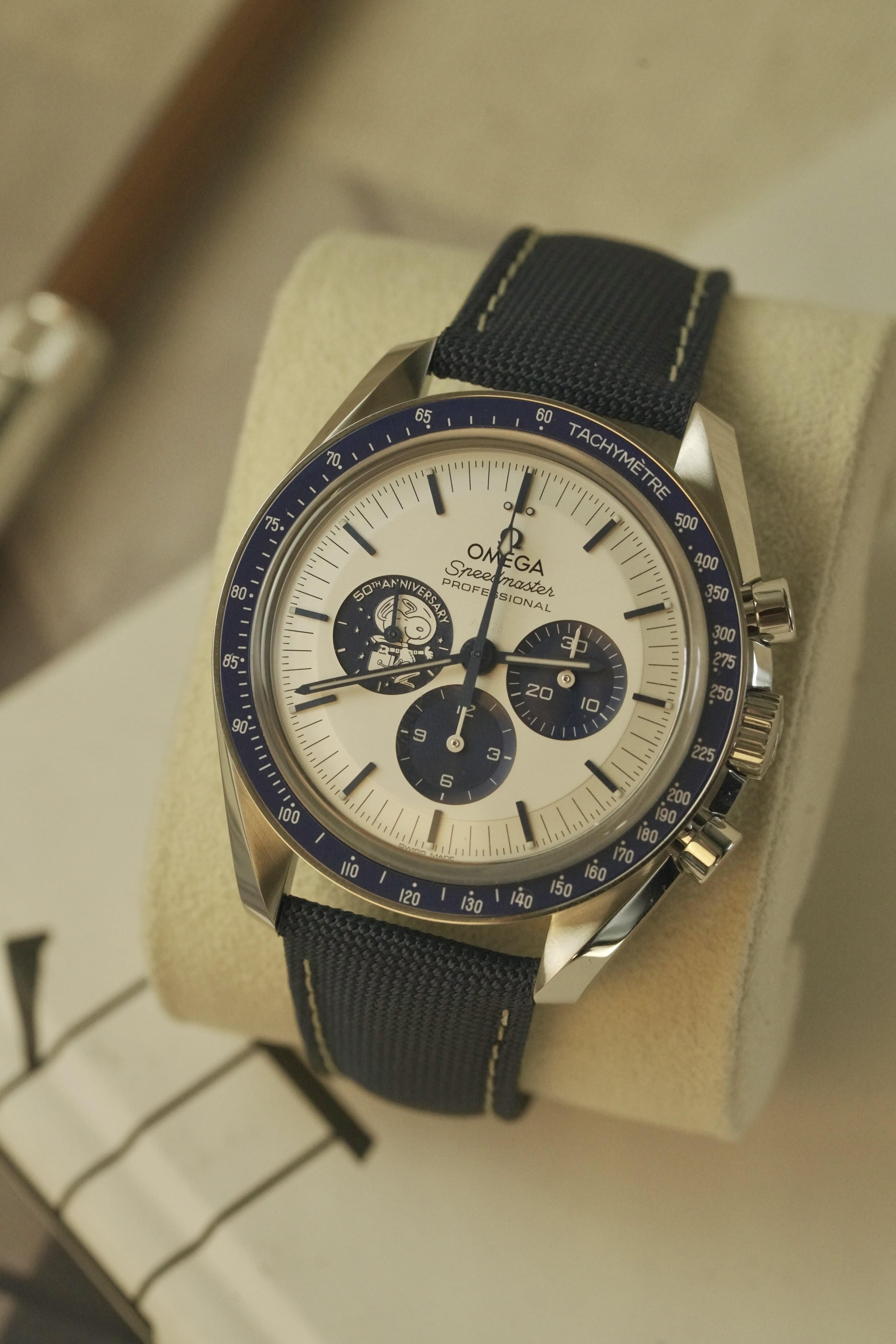OME03052410DP - Speedmaster Snoopy Silver Anniversary 009