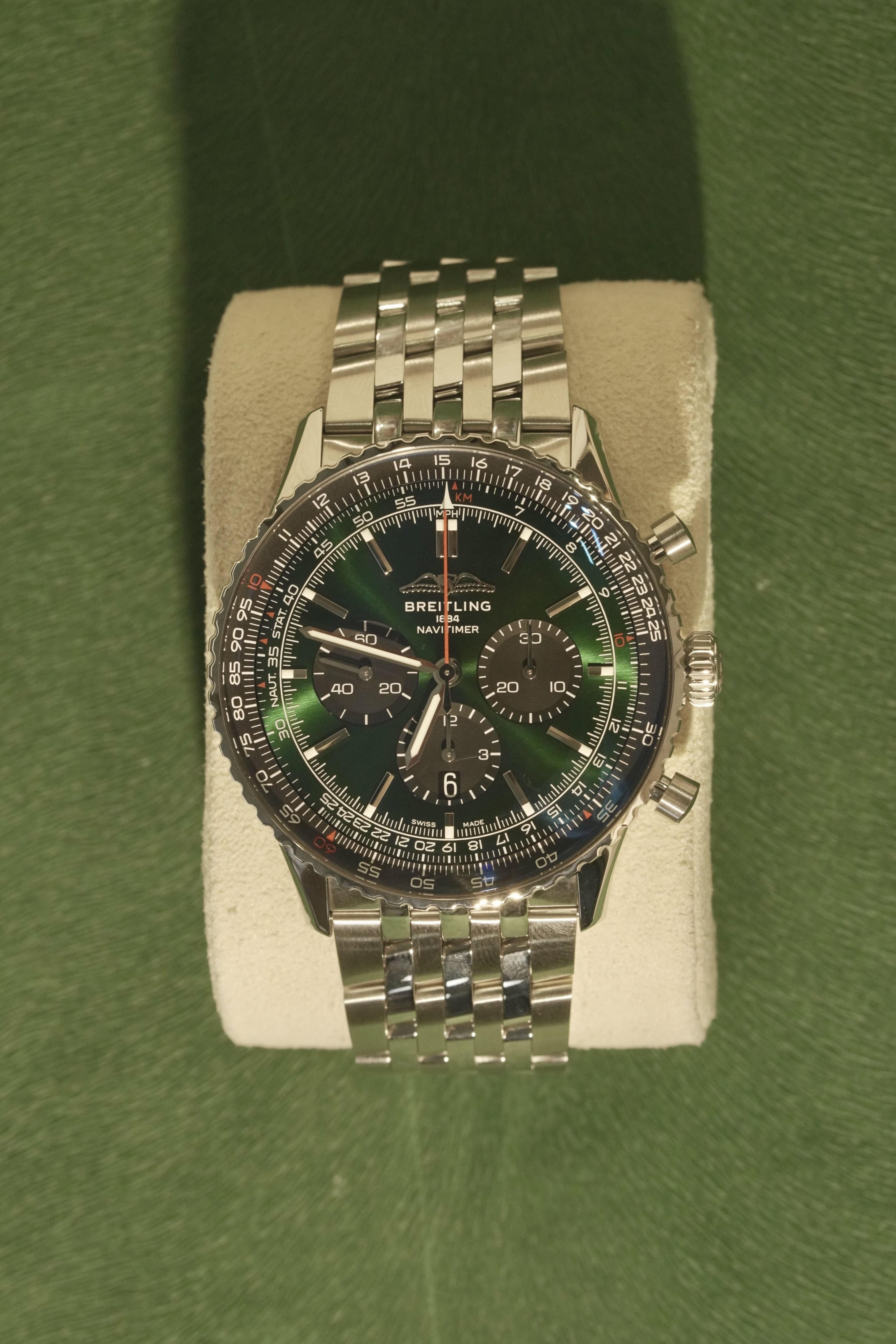 BRE07082404DP - Navitimer B01 Chronograph 46 Green 001